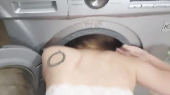 Разговаривала с парнем, а через 5 минут застряла в стиральной машине