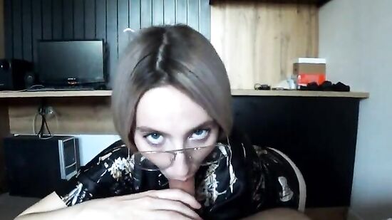 Парень трахает на столе молодую мачеху и кончает ей в ротик