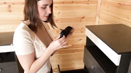 Пышная девушка смотрит порно и мечтает о настоящем сексе