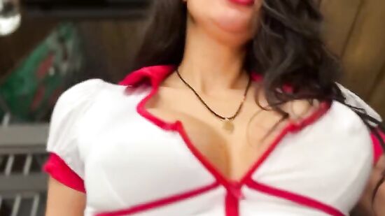 Милфа-медсестра принимает сперму на пышную грудь