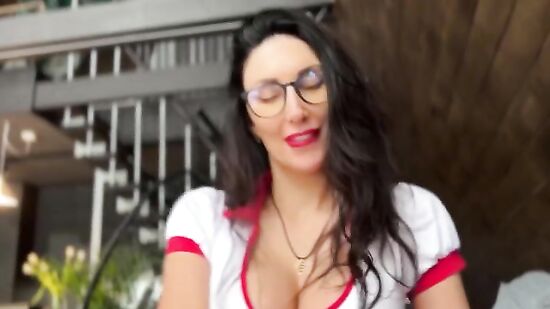 Милфа-медсестра принимает сперму на пышную грудь