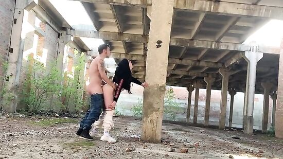 Поимел пышную русскую подругу посреди заброшенного здания и спустил на попу