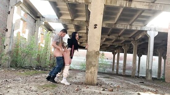 Поимел пышную русскую подругу посреди заброшенного здания и спустил на попу
