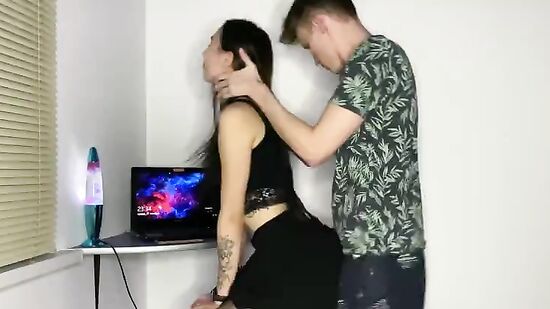 Возбудился и захотел жену брата, когда она сидела за компом