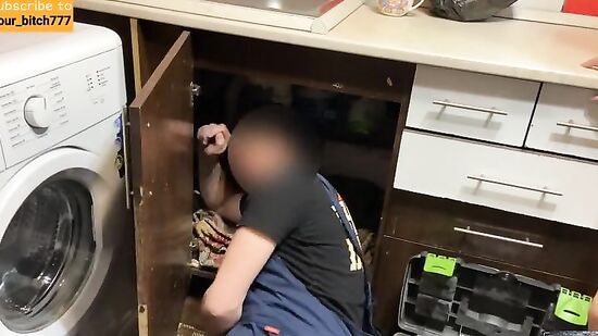 Здравствуйте, сантехника вызывали? - Да, вызывали...