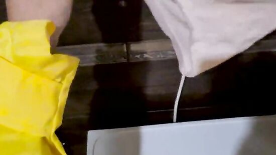 Пока мужа нет дома, жена соблазняет на секс доставщика из Яндекс еды