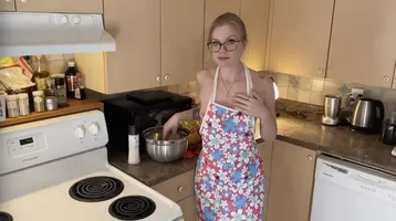Молодая и нежная женушка вкусно готовит и радует мужа сладким сексом на кухне