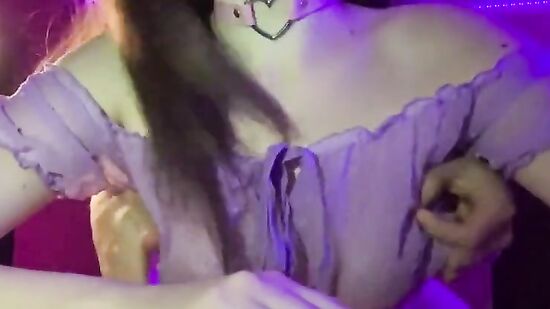 Мужик трахает свою девушку, пока она сидит за компом