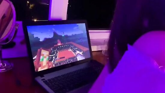 Мужик трахает свою девушку, пока она сидит за компом