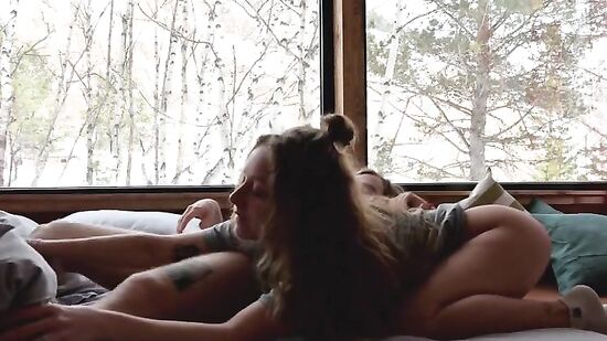 Влюбленная пара очень классно проводит время вместе