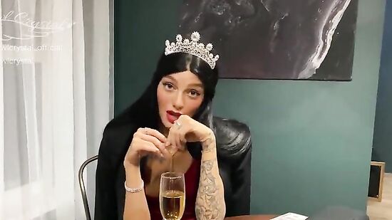 А ты смотрю с юмором... Ну что, про себя расскажи..