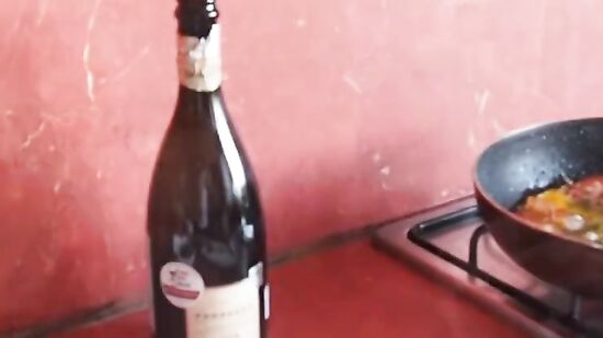 Муж постарался, приготовил жене романтический завтрак с шампанским и заслужил на минет