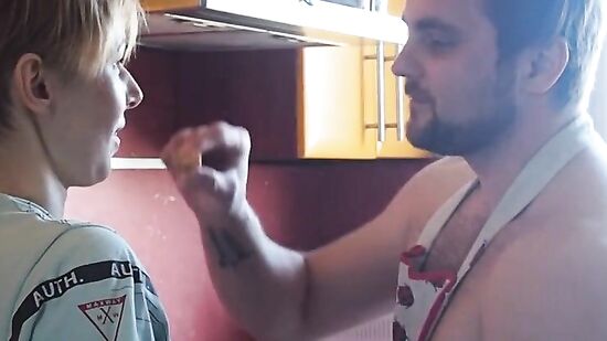 Муж постарался, приготовил жене романтический завтрак с шампанским и заслужил на минет