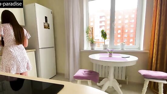 Пока мужа задерживают в командировке, жена милашка изменяет с пасынком