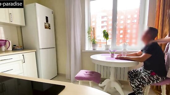 Пока мужа задерживают в командировке, жена милашка изменяет с пасынком