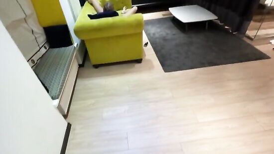 Муж подглядывает за женой, пока она смотрит порно и мастурбирует на большой черный член