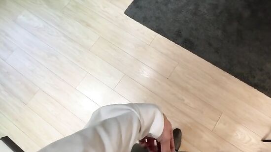 Муж подглядывает за женой, пока она смотрит порно и мастурбирует на большой черный член