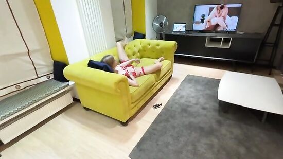 Муж подглядывает за женой, пока она смотрит порно и мастурбирует на большой черный член