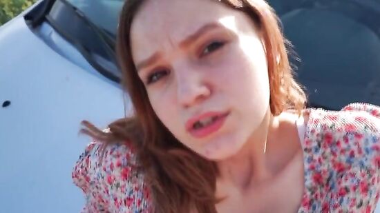 Привез девушку на красивое поле в их первое свидание, чтобы трахнуть в машине и кончить на личико