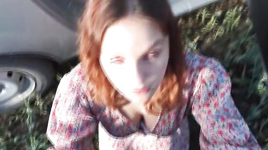 Привез девушку на красивое поле в их первое свидание, чтобы трахнуть в машине и кончить на личико