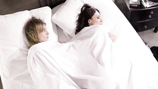 Красивые девушки лижут друг другу уже не первый раз