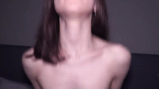 Очень милая девушка приготовила для парня новое нижнее бельё