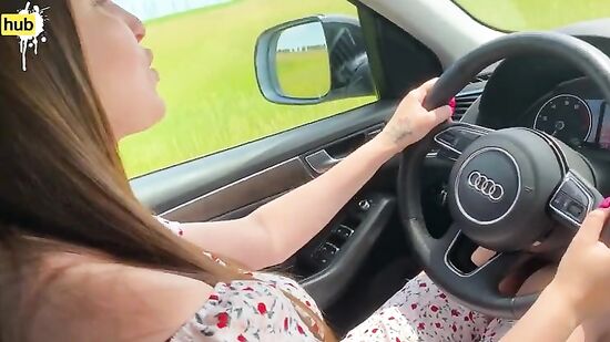 Научил молодую мачеху ездить на машине и захотел, чтобы она его отблагодарила