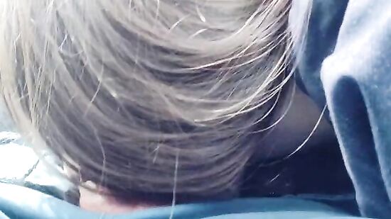 Минет в машине и секс в бритую киску со стонами