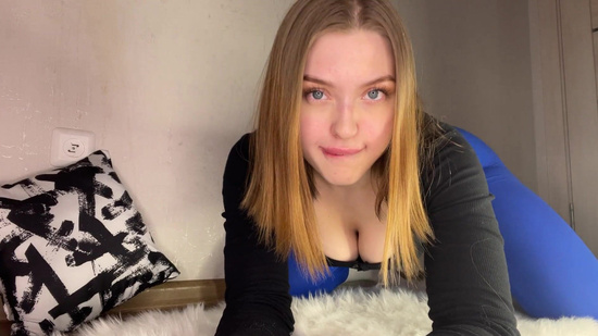 Девушка с пышной попой мастурбирует и стонет на камеру